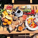 Sofia Ada Oda ve Kahvaltı 4*